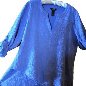Ali Miles Crinkle Top Women's Cerulean Blue Roll Tab Sleeve V-Neck Artsy Buttons
